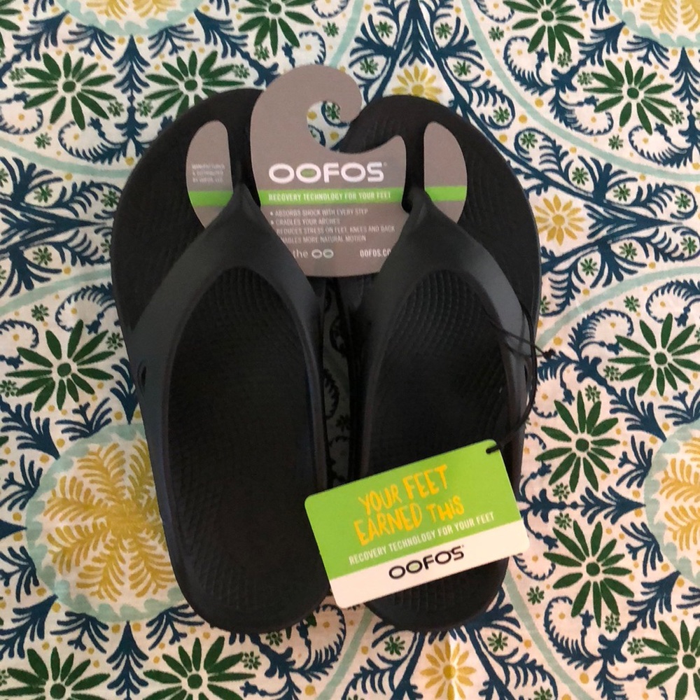 NWT Black Oofos sandals unisex M 7, W 9